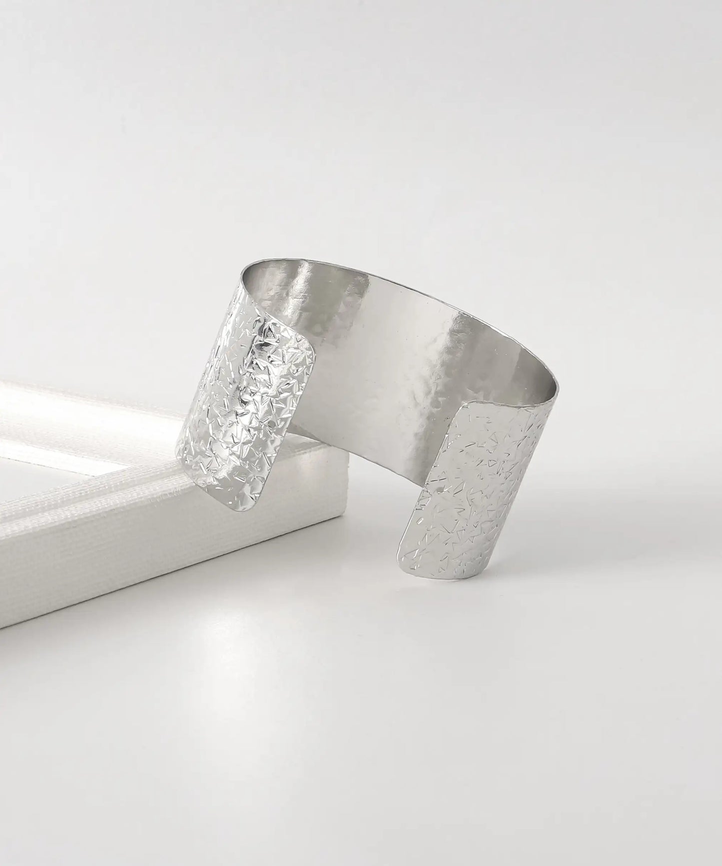 Gümüş Kaplama Motifli Cuff Bileklik