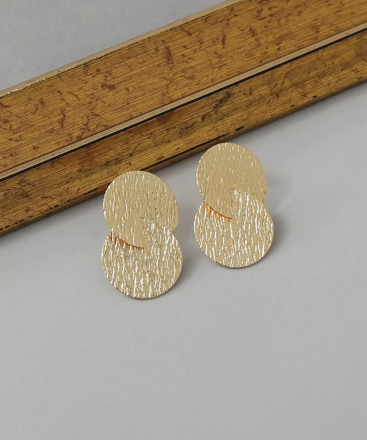 Minimal Dokulu Altın Kaplama Küpe