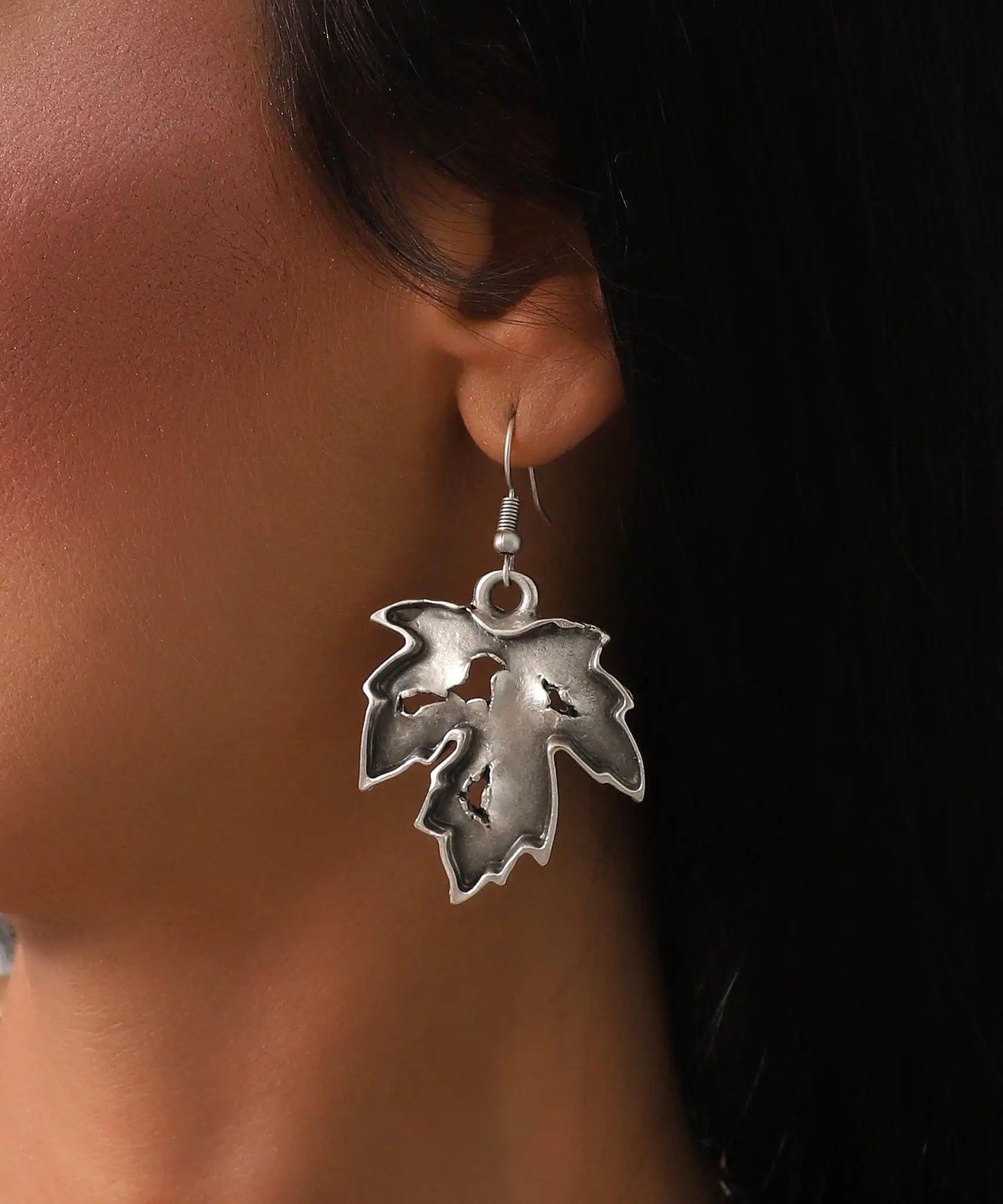 Modern Yaprak Tasarımlı Gümüş Kaplama Küpe