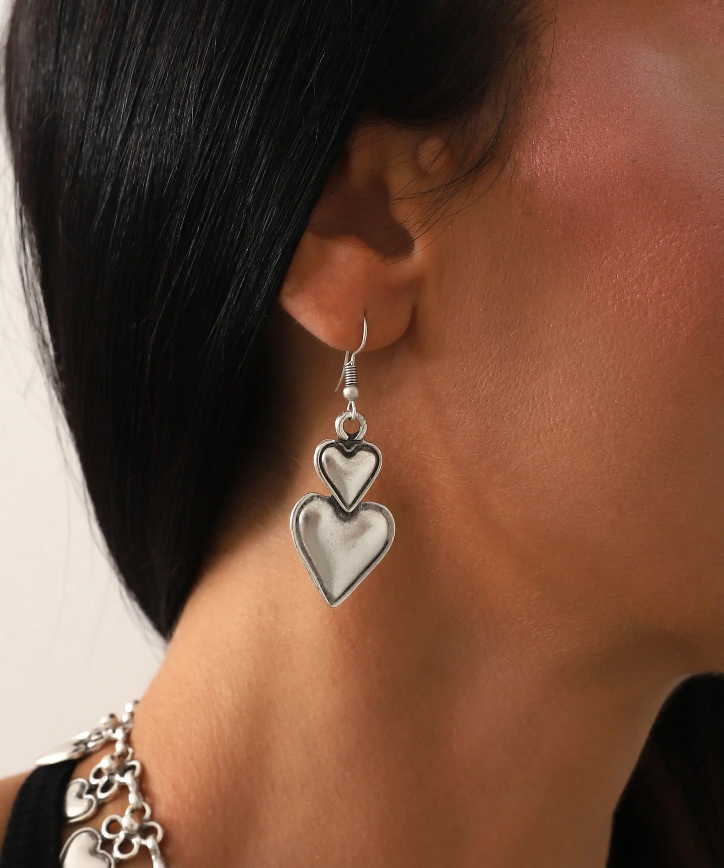 Sallantılı Kalp Detaylı Gümüş Kaplama Küpe