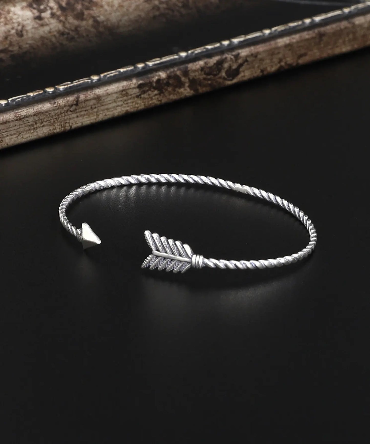 Ok Motifli Burgulu Gümüş Bileklik