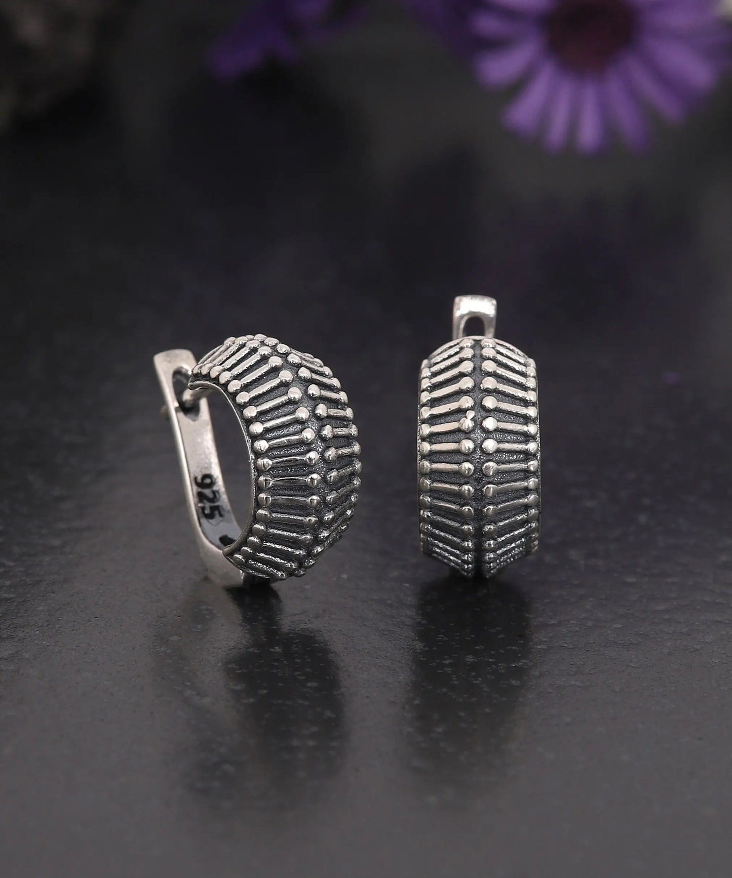 Retro Görünümlü Gümüş Küpe