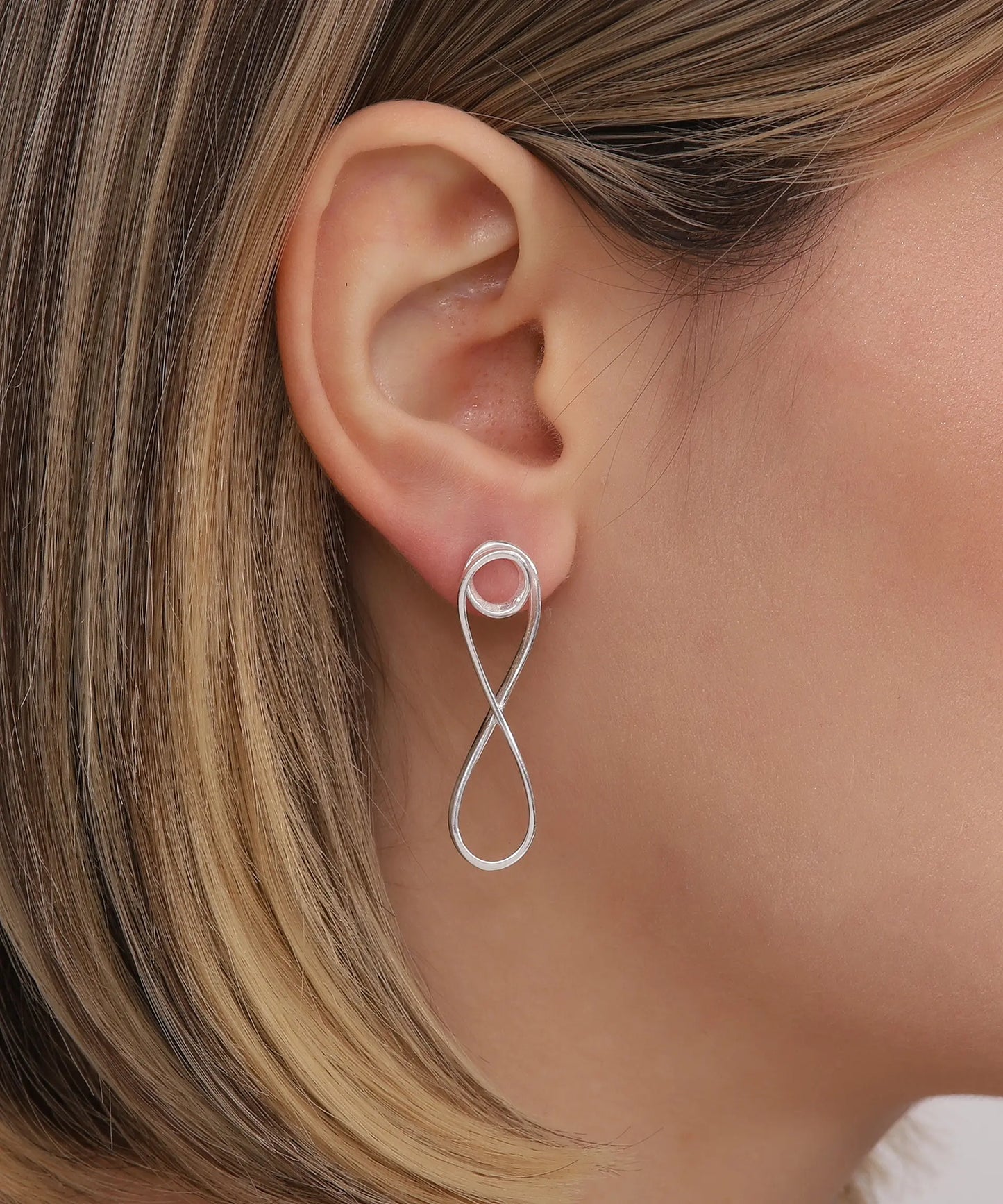 Modern Sonsuzluk Tasarımlı Gümüş Küpe