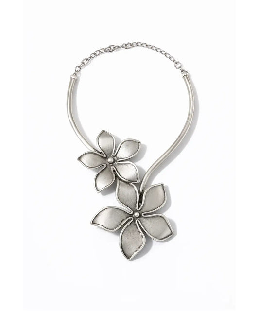 Çiçek Motifli Zarif Gümüş Kaplama Kolye