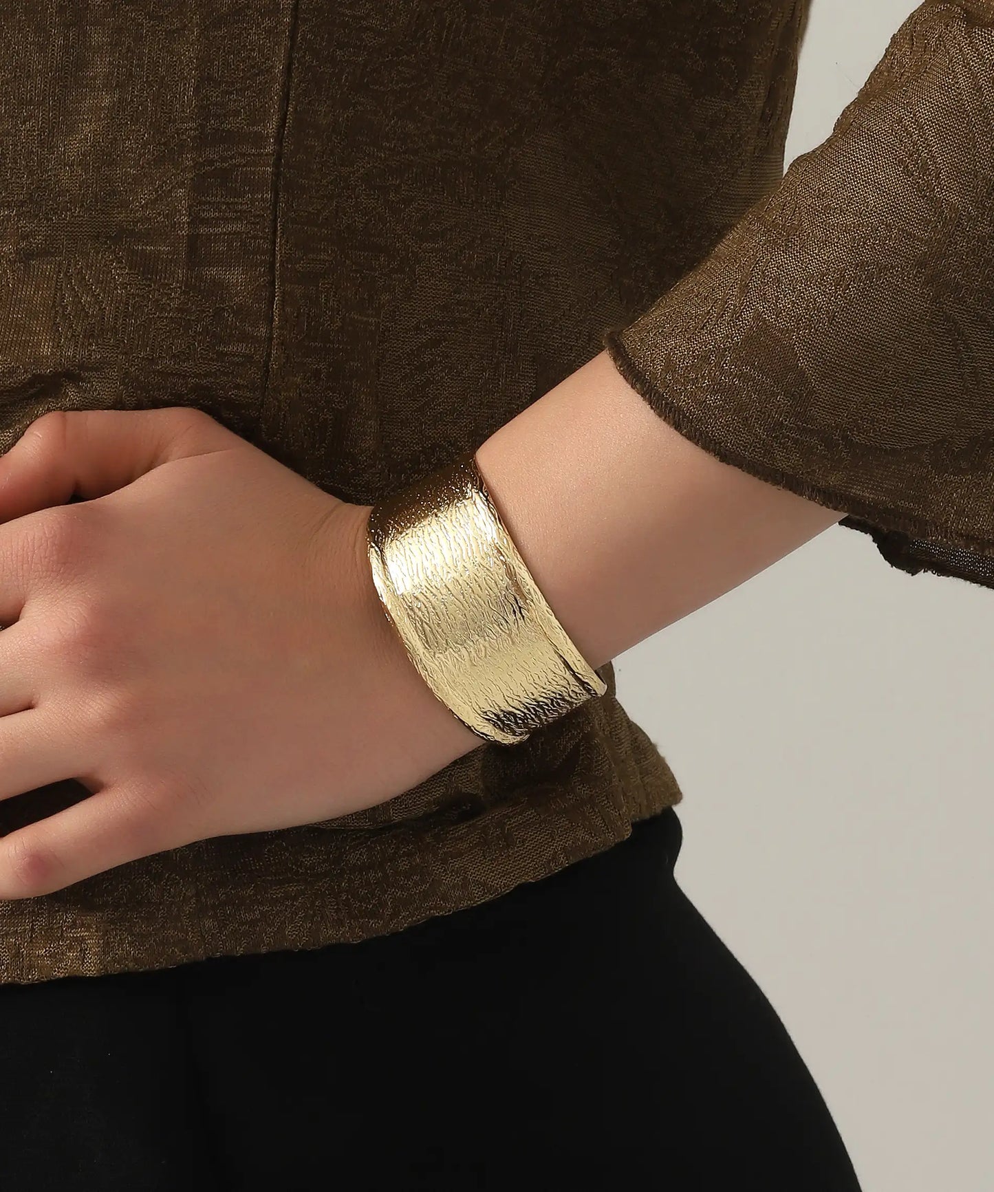 Altın Kaplama Motifli Cuff Bileklik