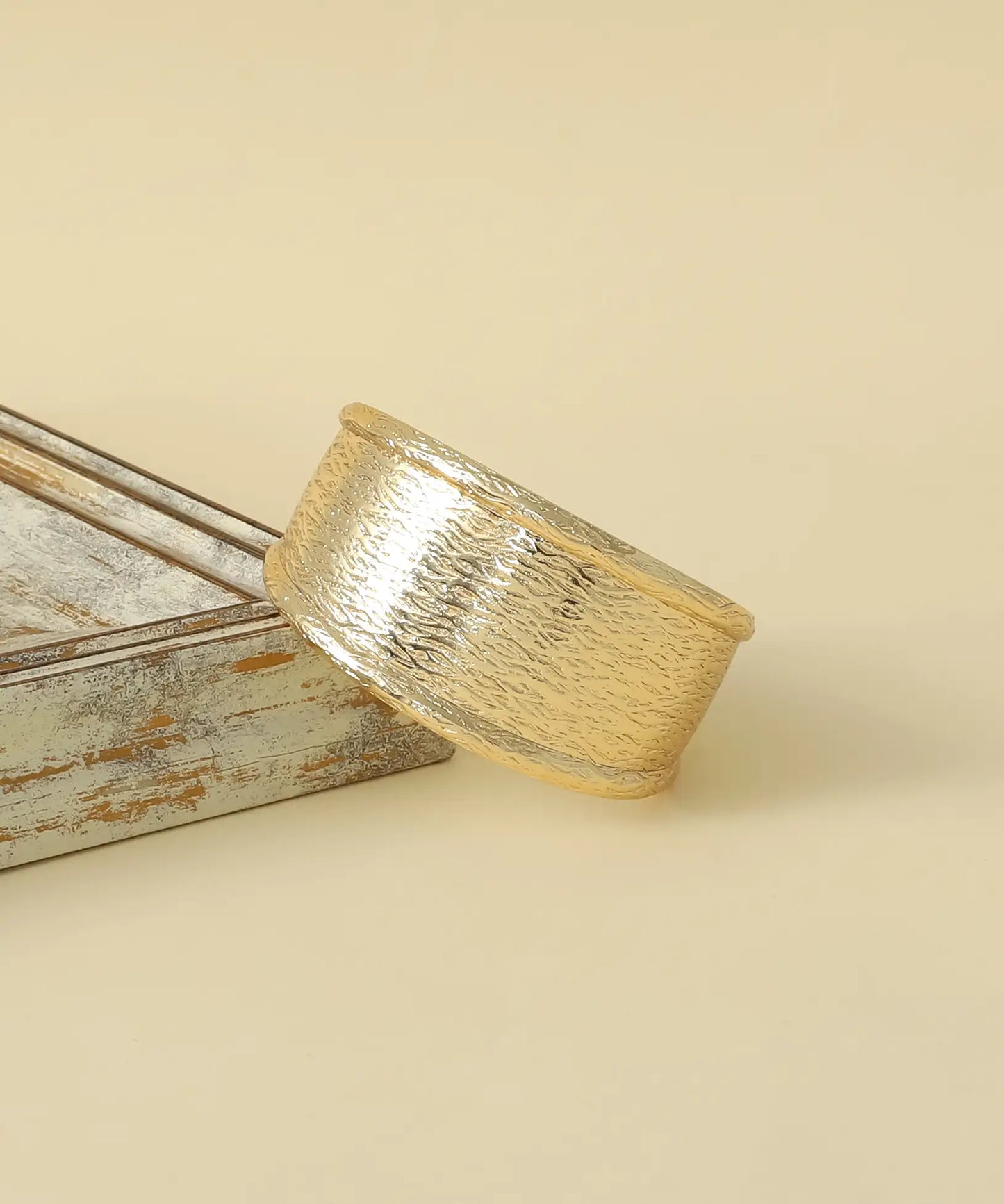 Altın Kaplama Motifli Cuff Bileklik