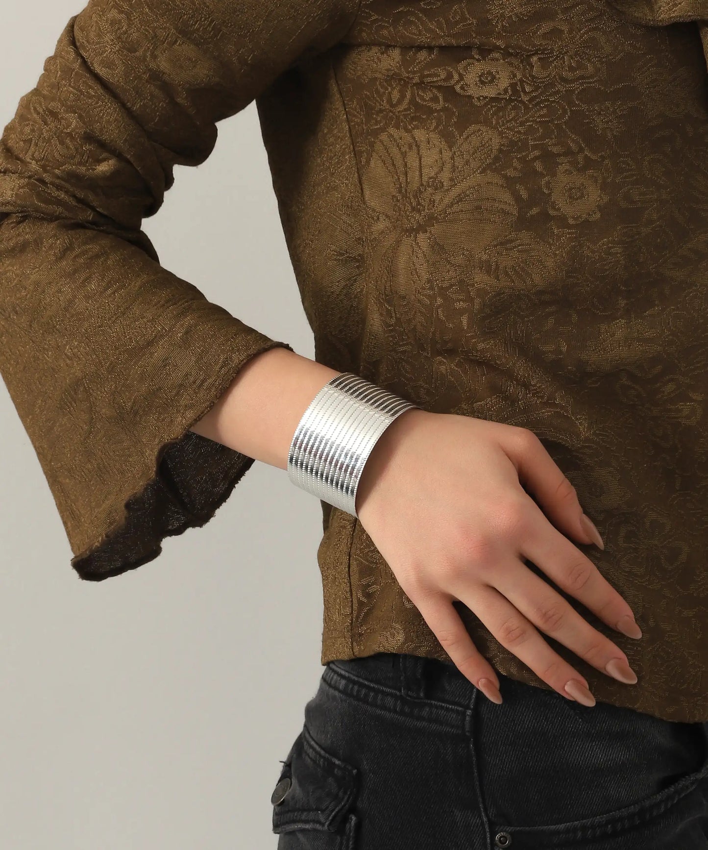 Gümüş Kaplama Motifli Cuff Bileklik