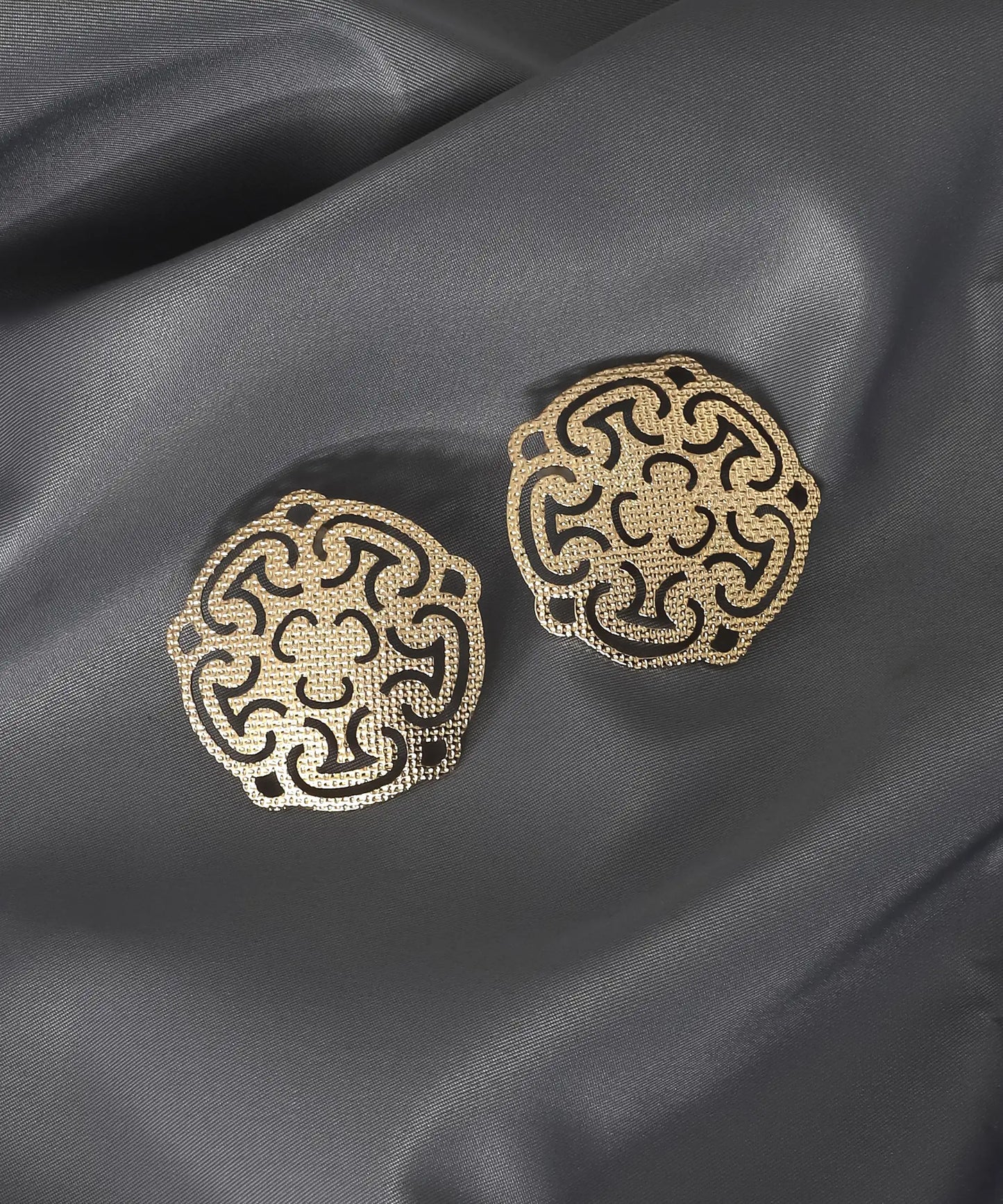 Altın Kaplama Motifli Küpe