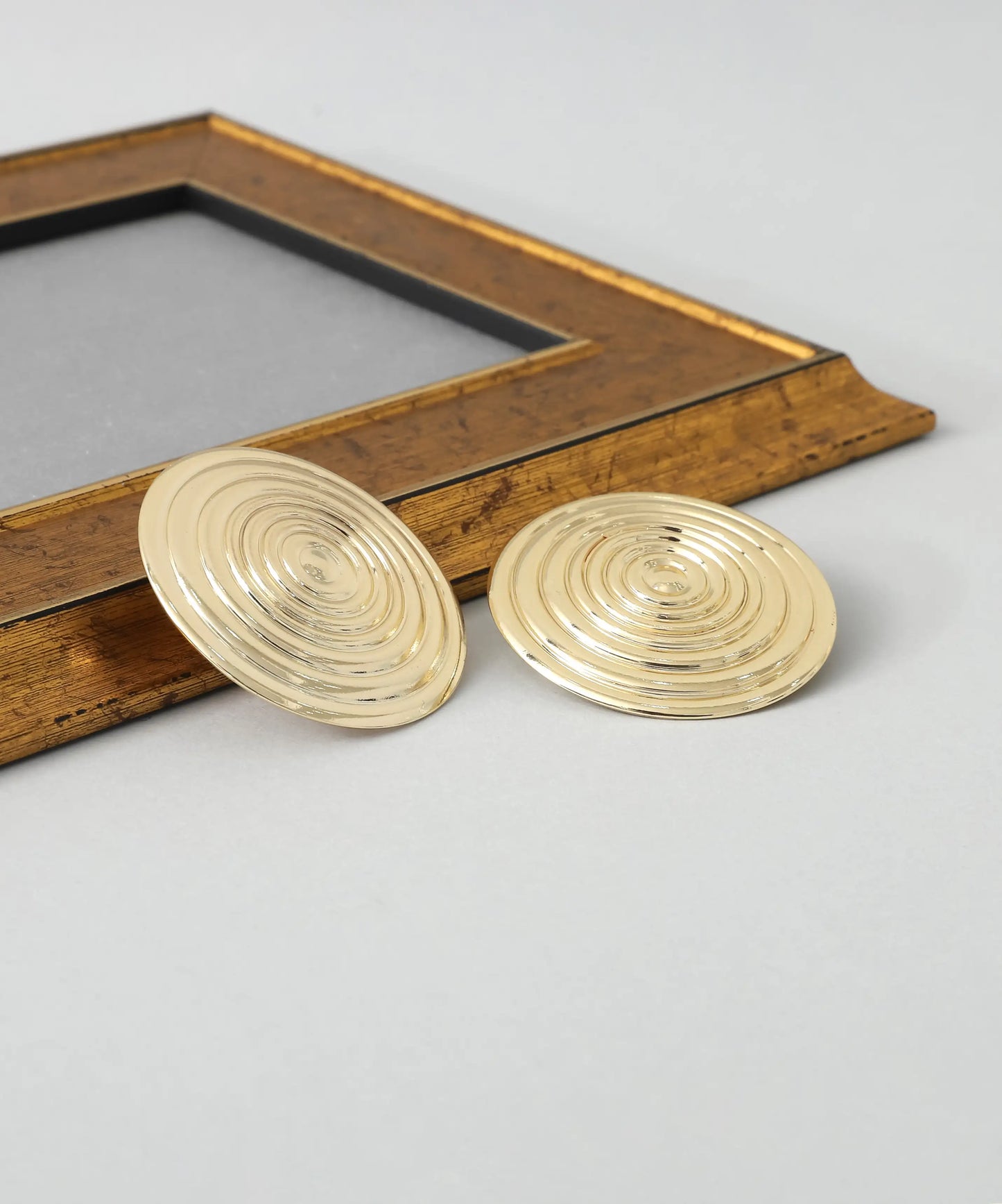 Spiral Dokulu Yuvarlak Altın Kaplama Küpe