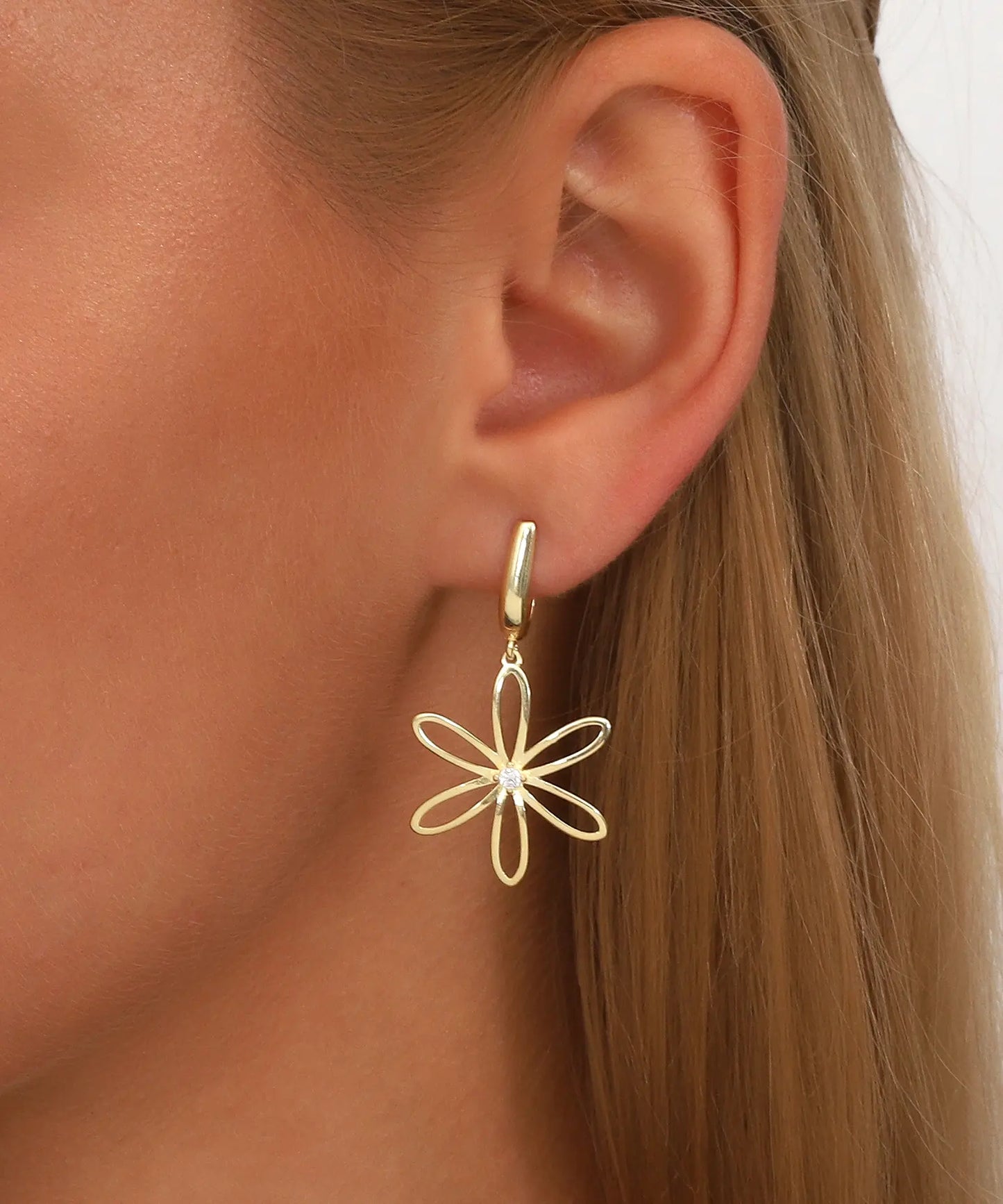 Altın Kaplama Sallantılı Çiçek Küpe