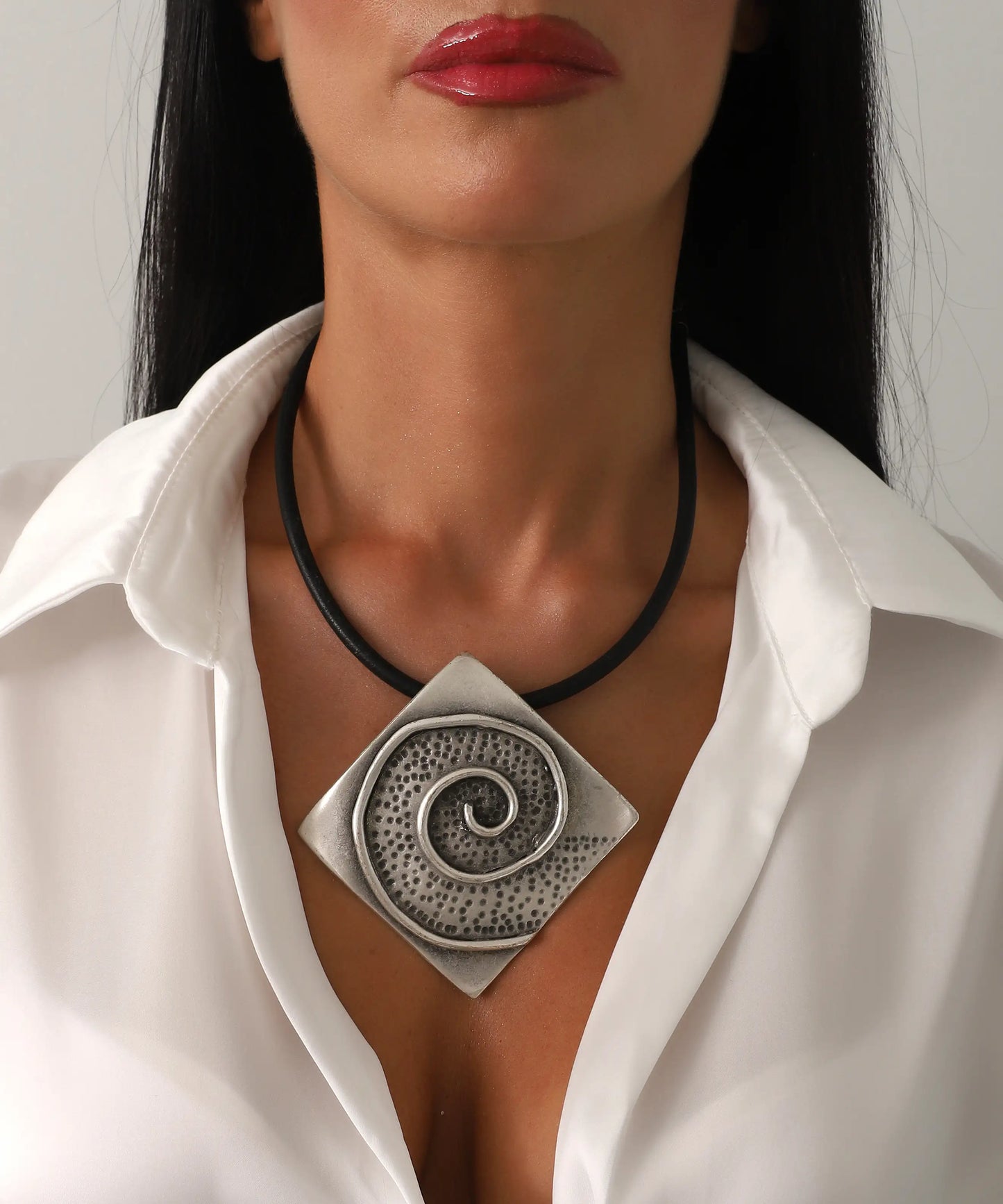 Sanatsal Tasarım Deri Detaylı Gümüş Kaplama Kolye