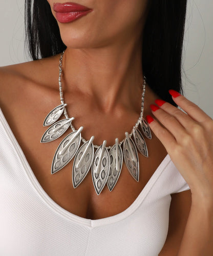 Modern Tasarım Yaprak Detaylı Gümüş Kaplama Kolye