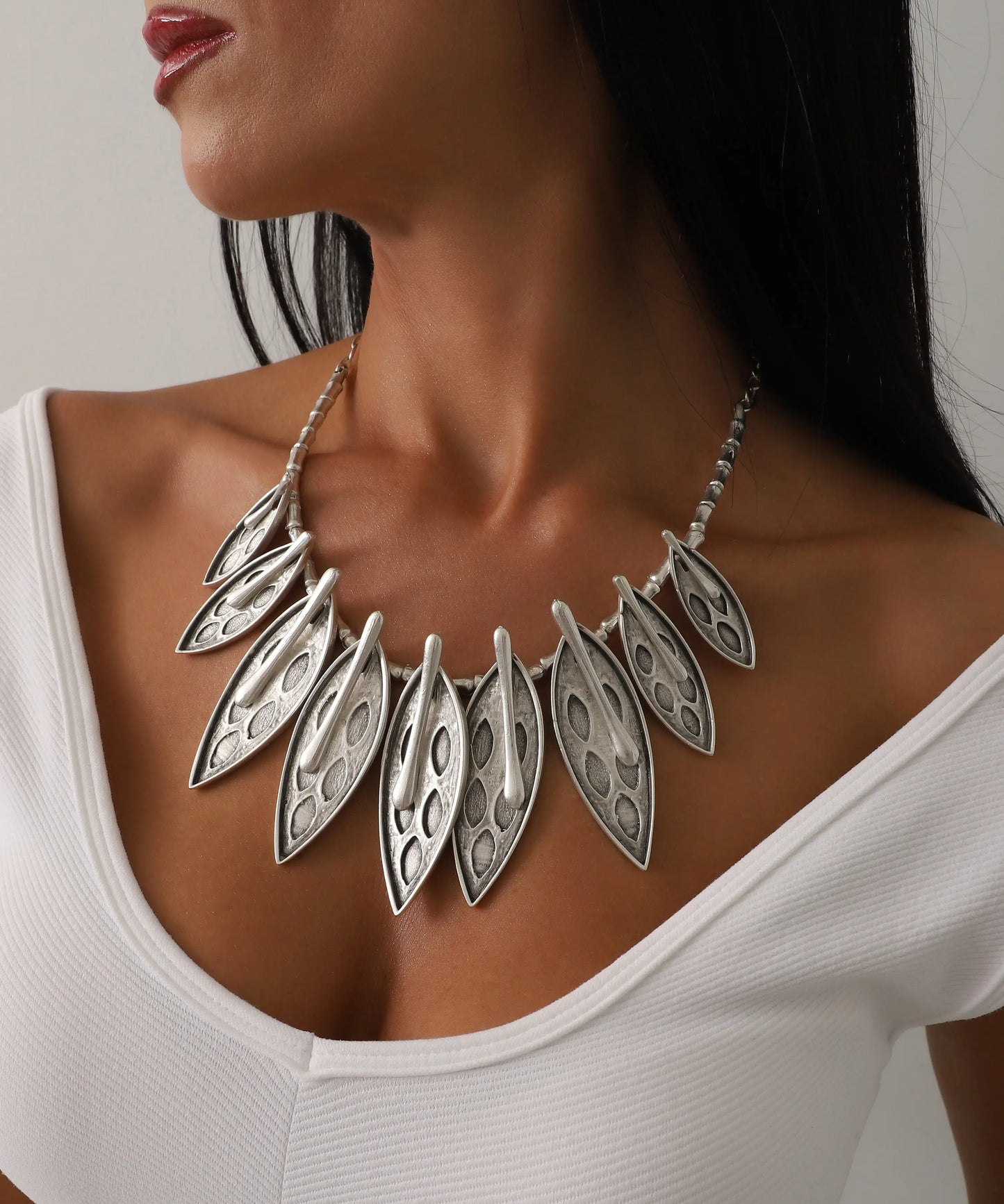 Modern Tasarım Yaprak Detaylı Gümüş Kaplama Kolye