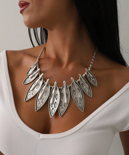 Modern Tasarım Yaprak Detaylı Gümüş Kaplama Kolye