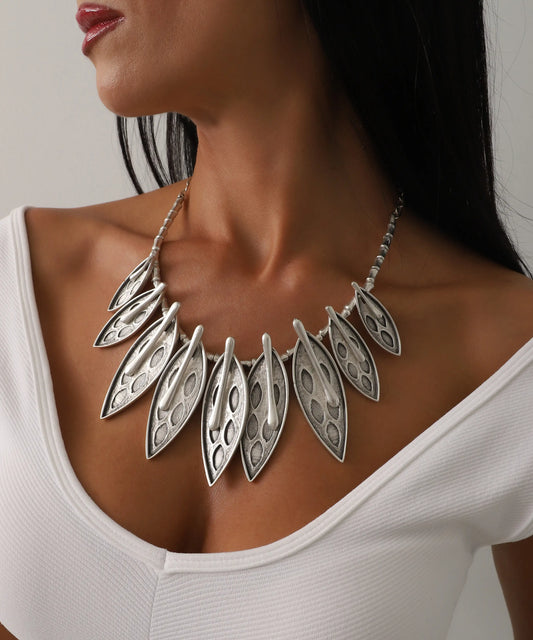 Modern Tasarım Yaprak Detaylı Gümüş Kaplama Kolye