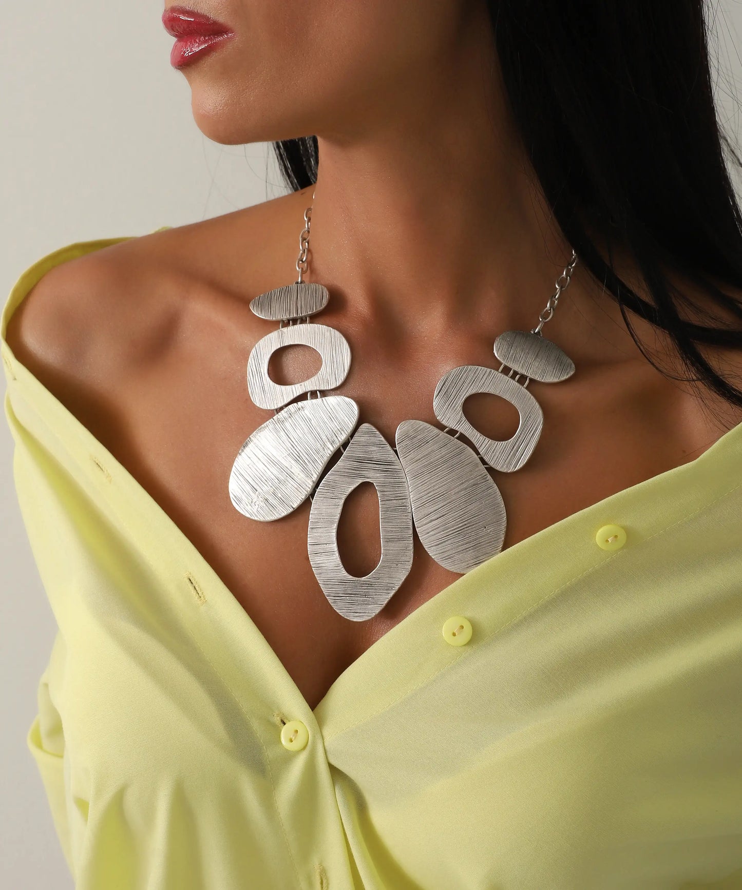 Modern Sanatsal Detaylı Gümüş Kaplama Kolye