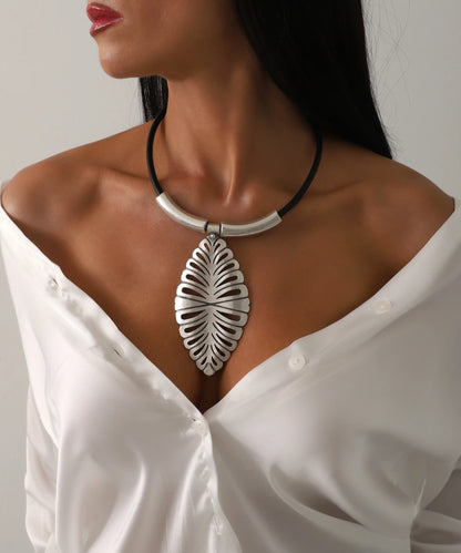 Deri Detaylı Gümüş Kaplama Yaprak Motifli Kolye