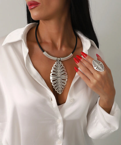 Deri Detaylı Gümüş Kaplama Yaprak Motifli Kolye