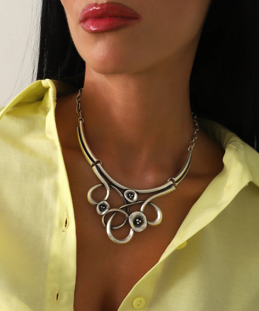 Modern Çiçek Detaylı Gümüş Kaplama Kolye