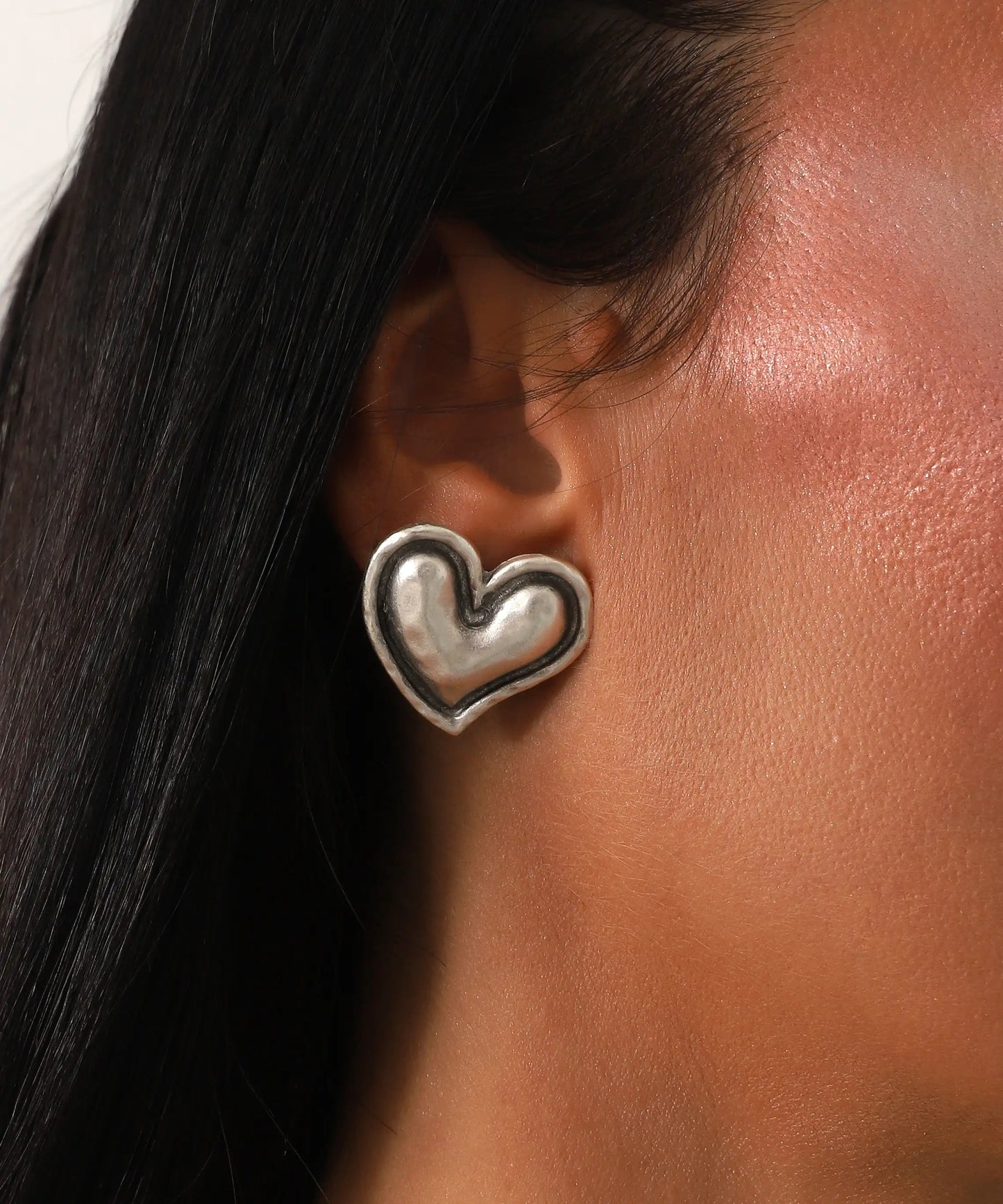 Kalp Formlu Gümüş Kaplama Çivili Küpe