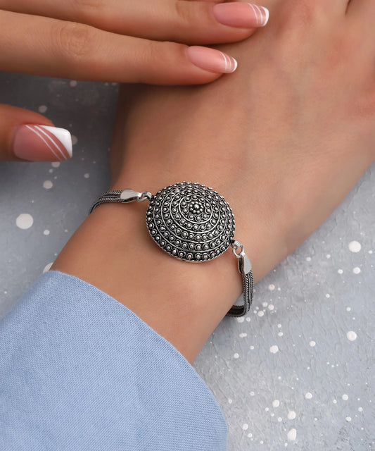 Kabartma Nokta Desenli Yuvarlak Gümüş Bileklik
