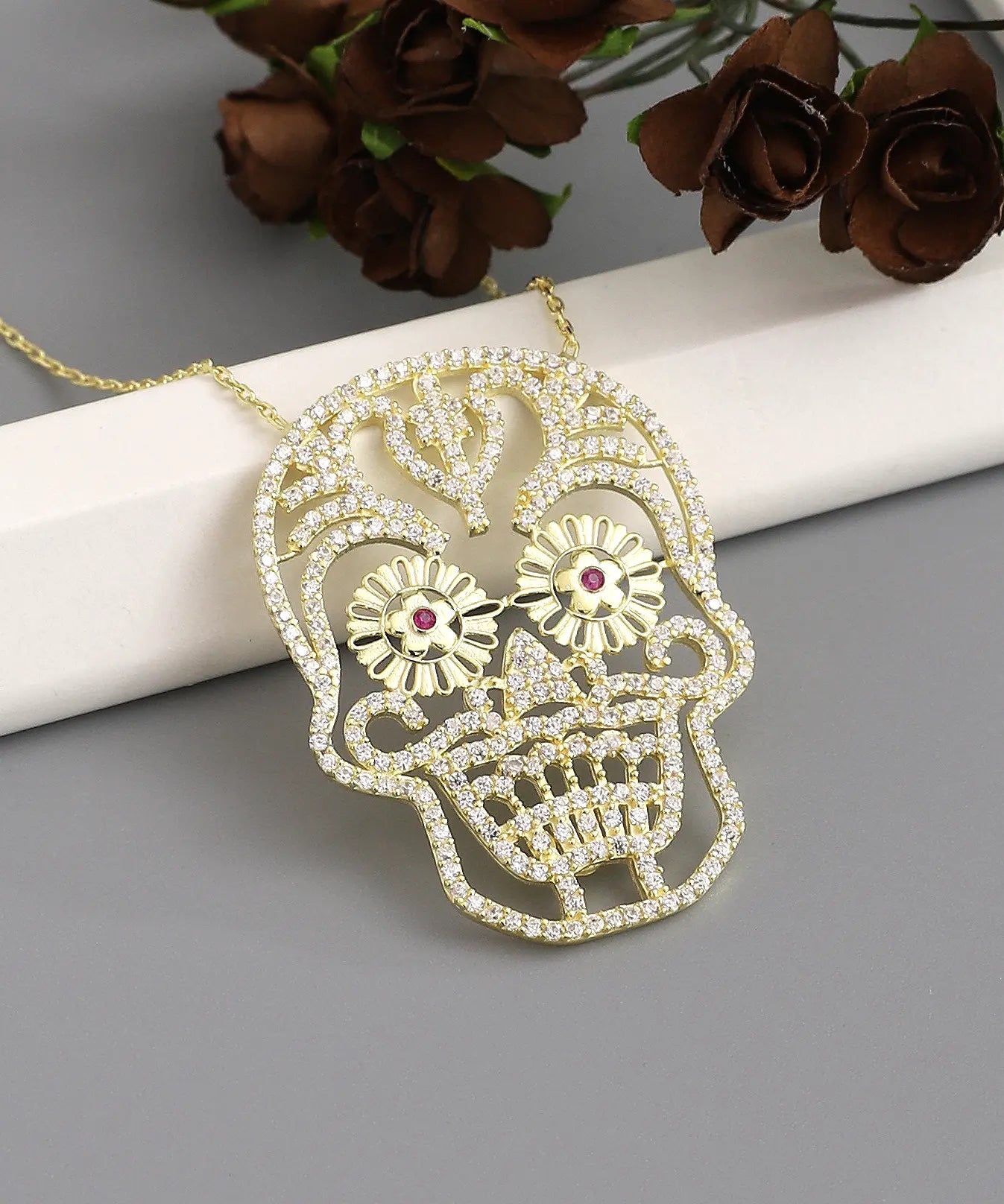 Altın Kaplama Taş Detaylı Kurukafa Kolye