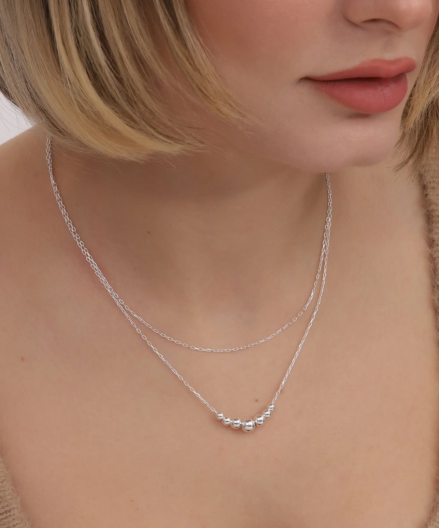 Çift Zincirli Top Detaylı Gümüş Kolye