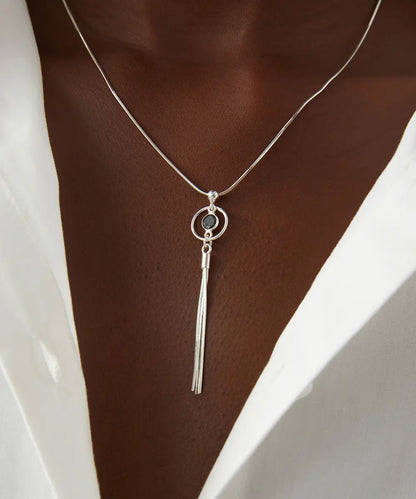 Taş Detaylı Sallantılı Gümüş Kolye