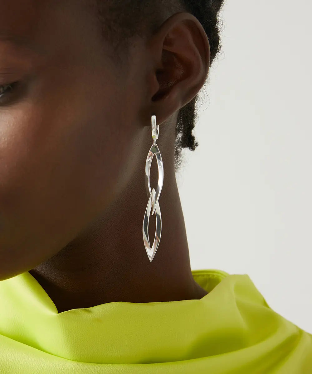 Zarif Kıvrımlı Tasarım Gümüş Küpe