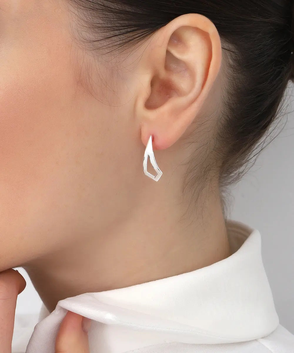 Minimal Üçgen Kesim Modern Gümüş Küpe