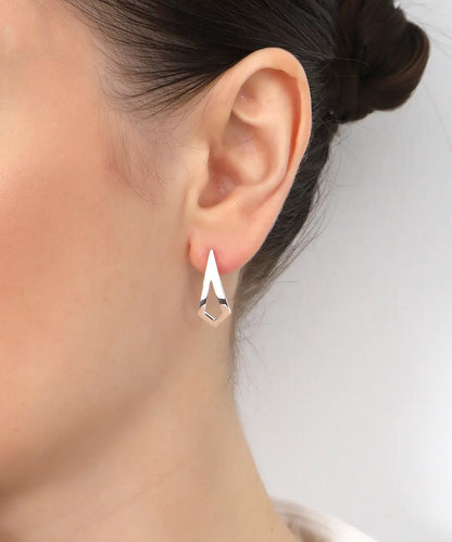 Minimal Üçgen Kesim Modern Gümüş Küpe