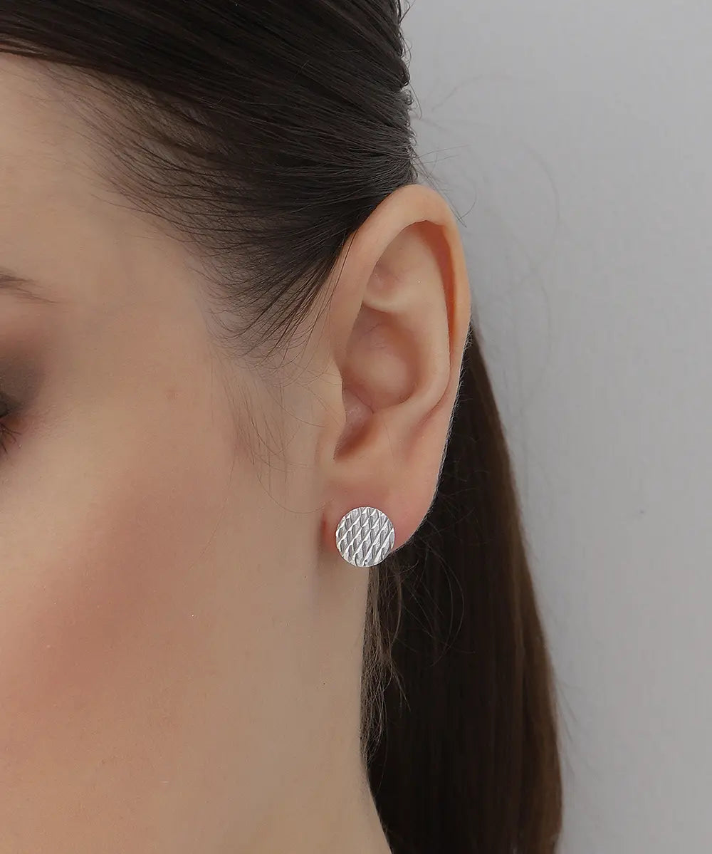 Dokulu Yuvarlak Minimal Gümüş Küpe