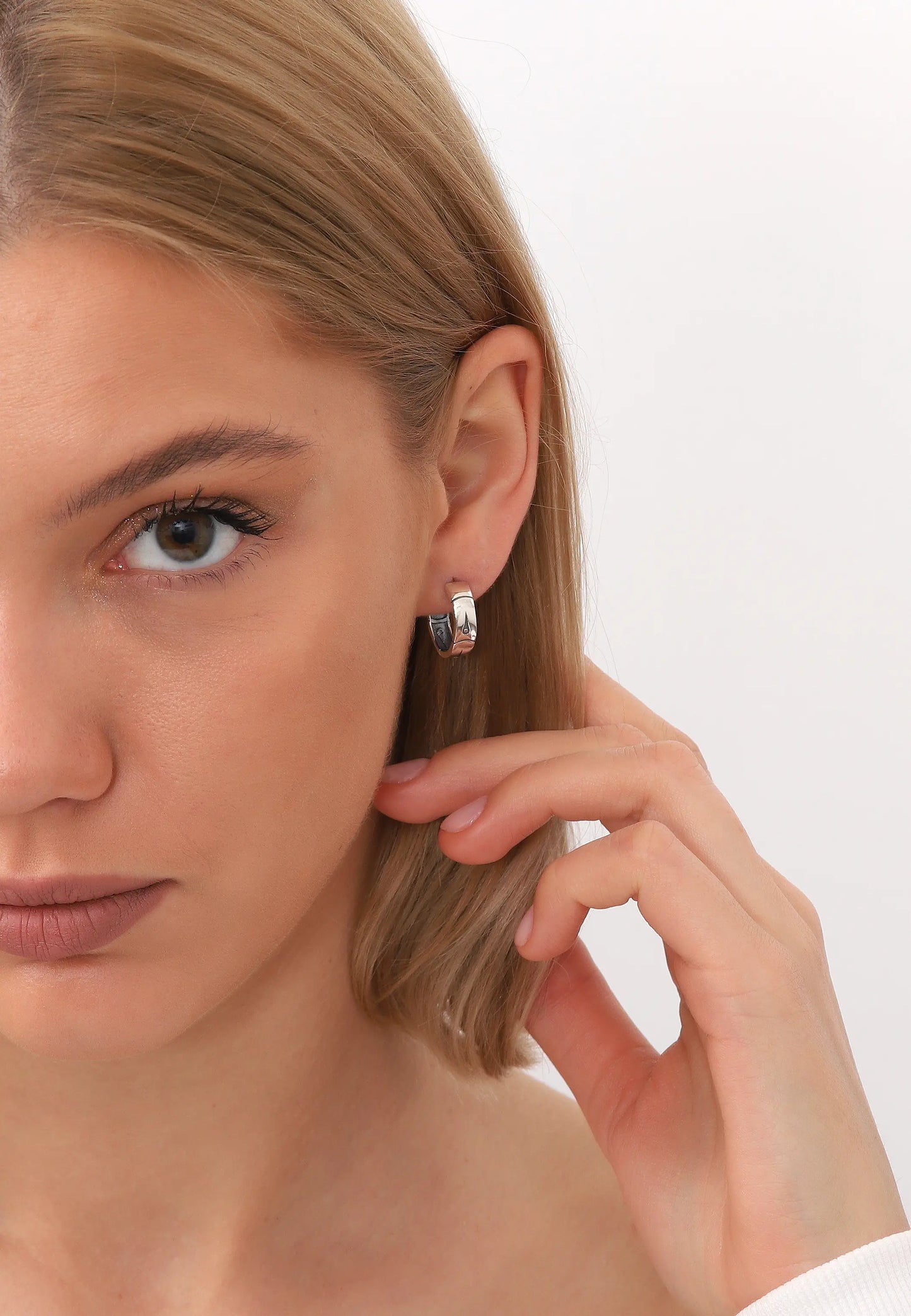 Minimal Dokulu Gümüş Halka Küpe