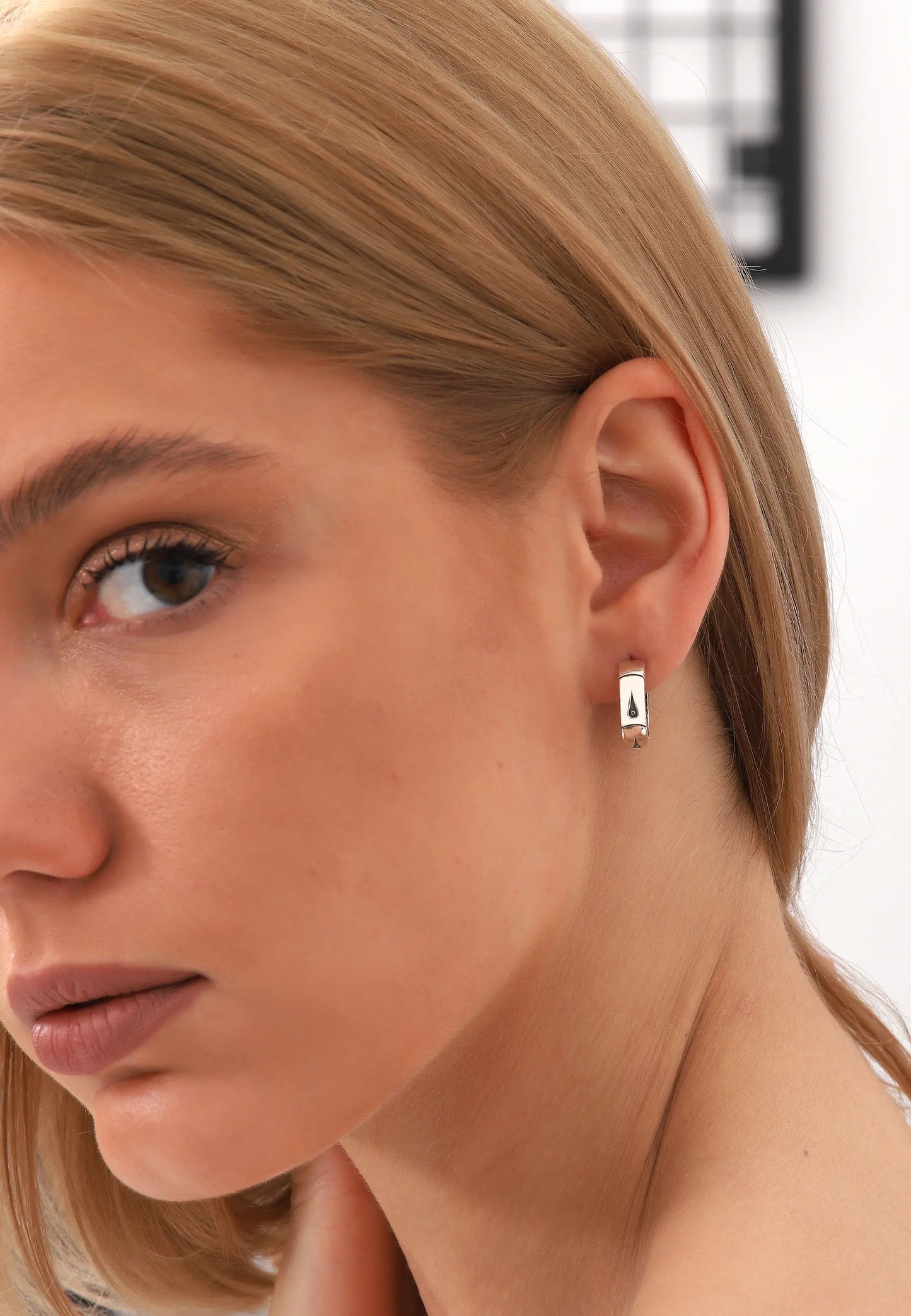 Minimal Dokulu Gümüş Halka Küpe