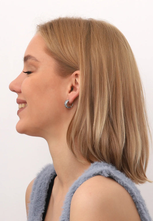 Dokulu Taş Detaylı Gümüş Halka Küpe