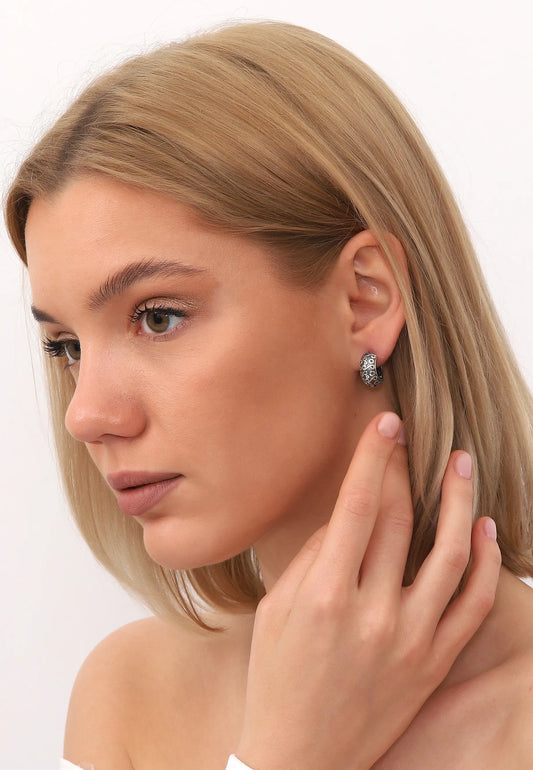 Minimal Dokulu Gümüş Halka Küpe