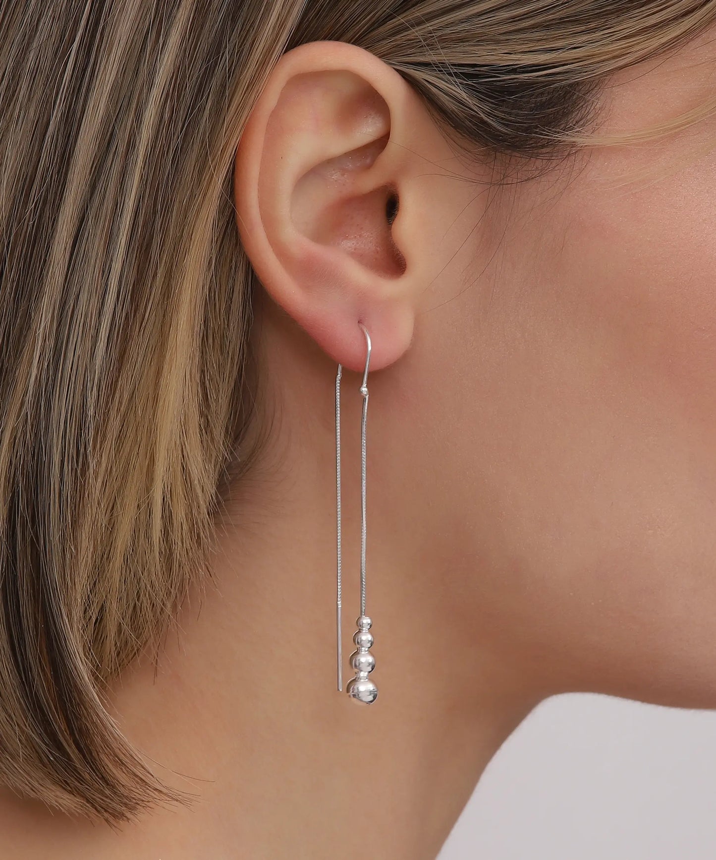 Sallantılı Top Detaylı Gümüş Küpe