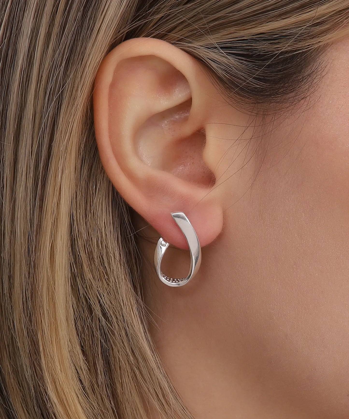 Oval Tasarım Gümüş Küpe