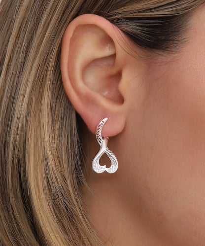 Zarif Taş İşlemeli Kalp Motifli Gümüş Küpe