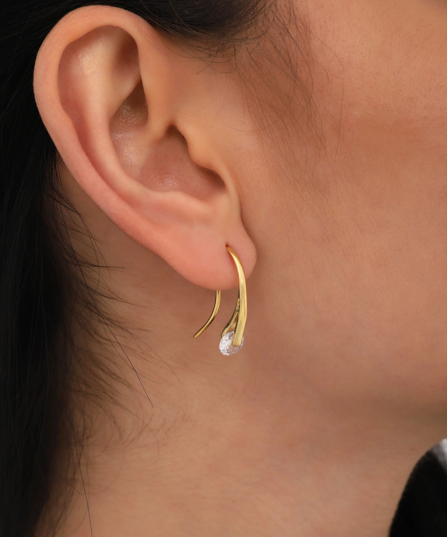 Altın Kaplama Modern Tasarım Taş Detaylı Küpe