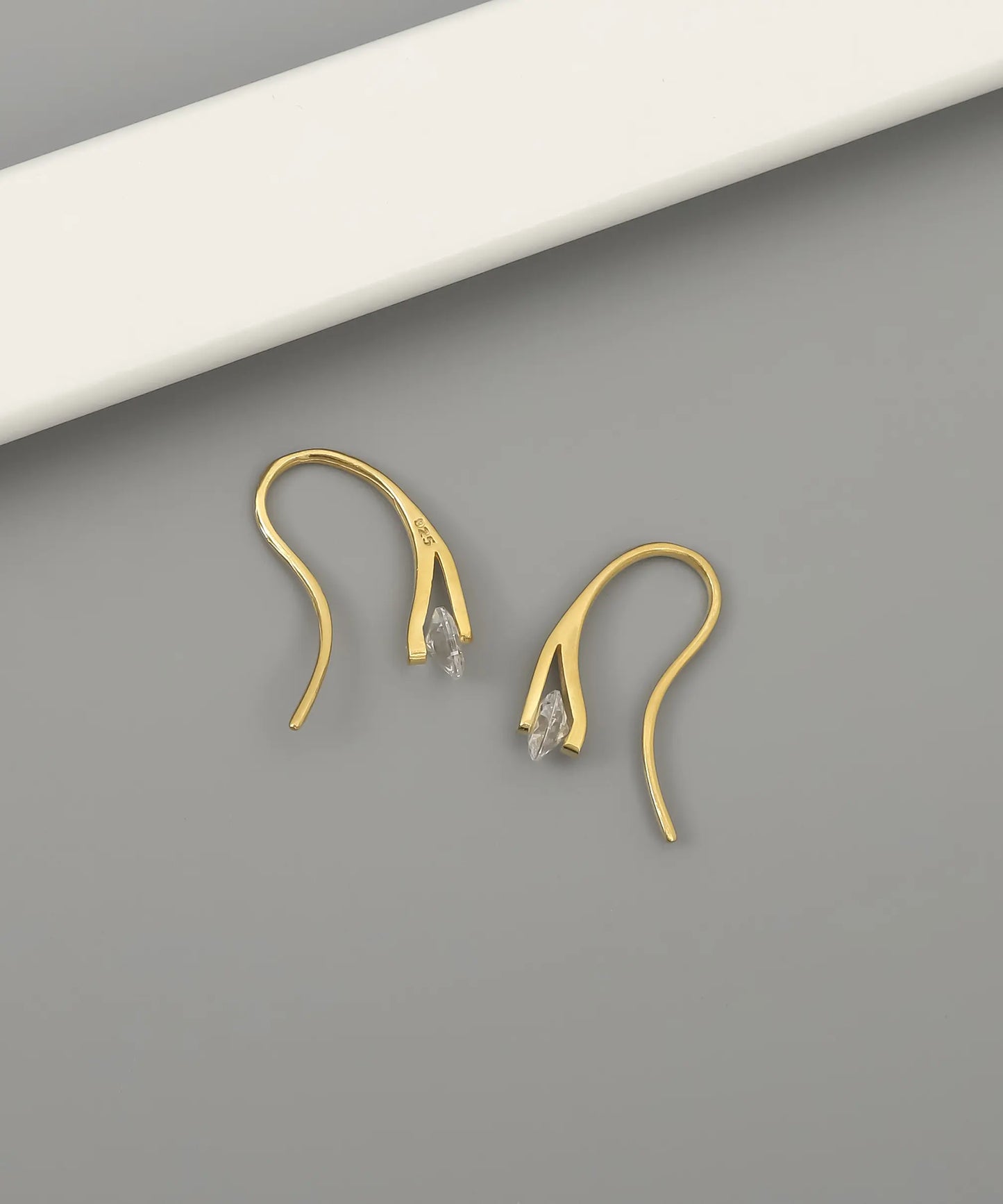 Altın Kaplama Modern Tasarım Taş Detaylı Küpe