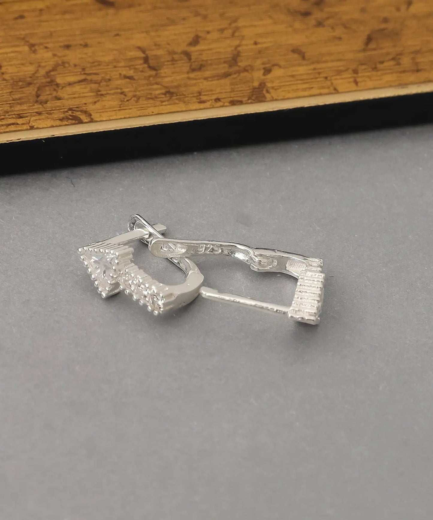 Taşlı Minimal Ok Tasarım Gümüş Küpe