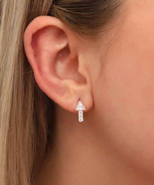 Taşlı Minimal Ok Tasarım Gümüş Küpe