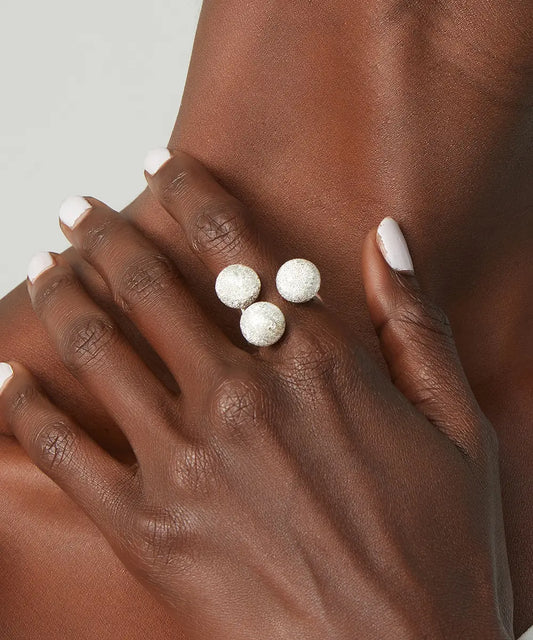 Işıltı Detaylı Gümüş Top Yüzük