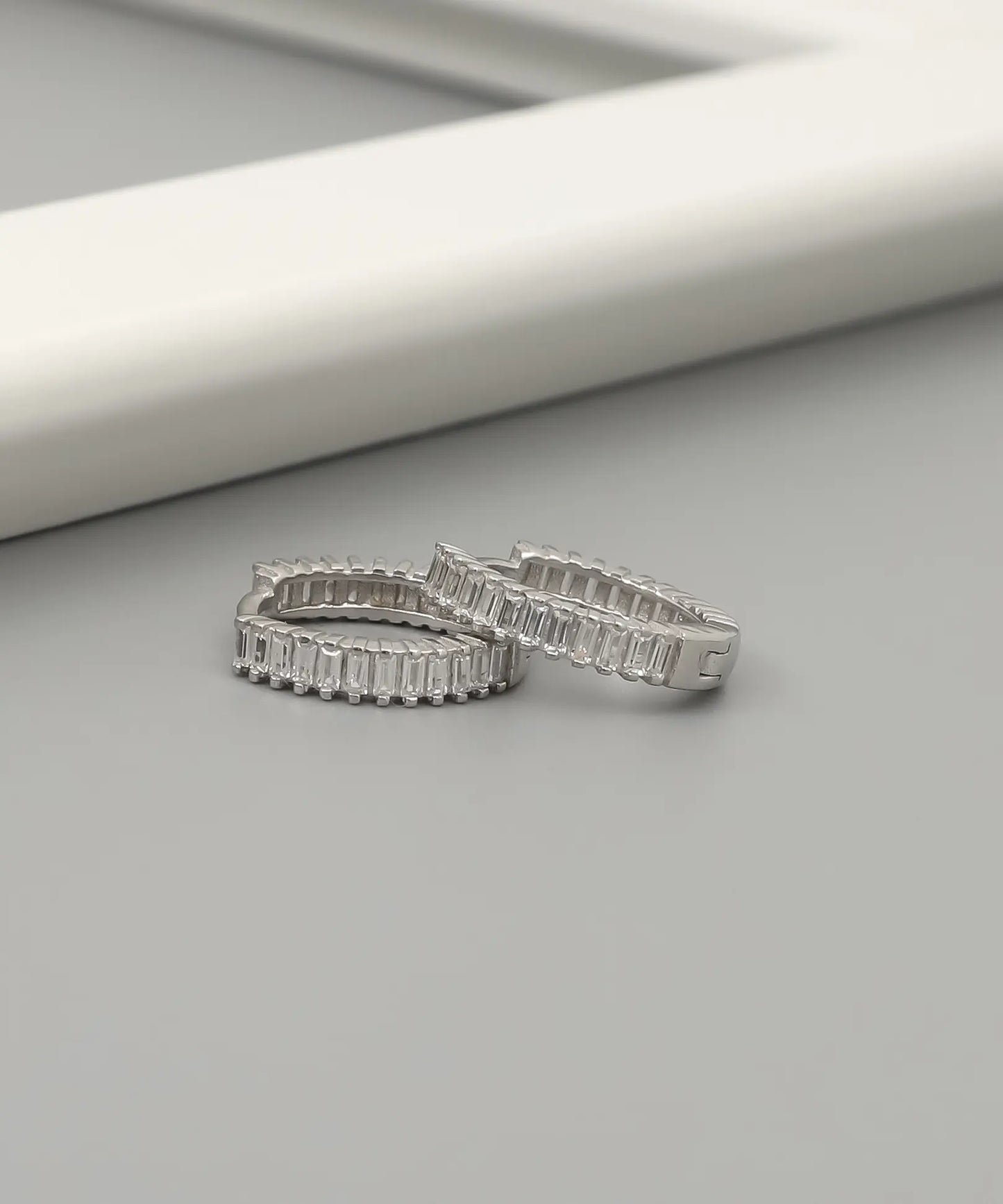 Minimal Taş Detaylı Gümüş Halka Küpe