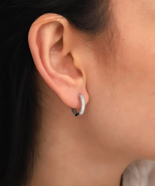 Minimal Taş Detaylı Gümüş Halka Küpe