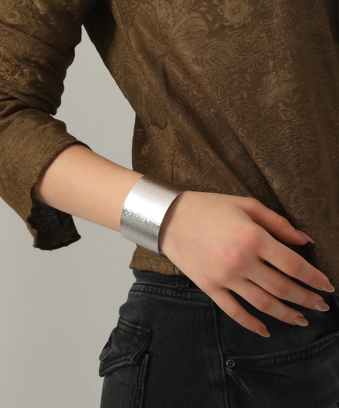 Gümüş Kaplama Dokulu Cuff Bileklik