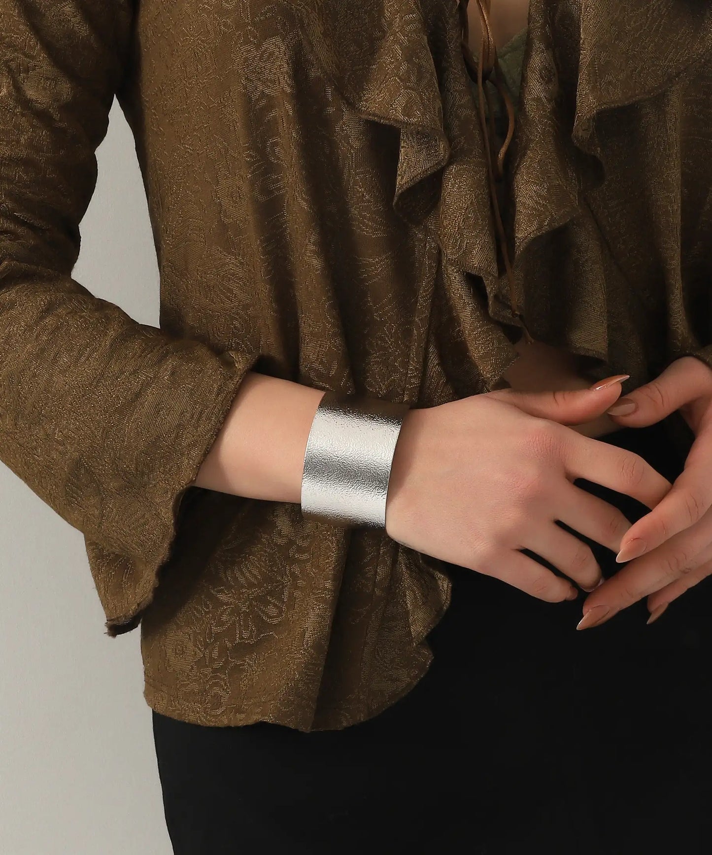 Gümüş Kaplama Dokulu Cuff Bileklik